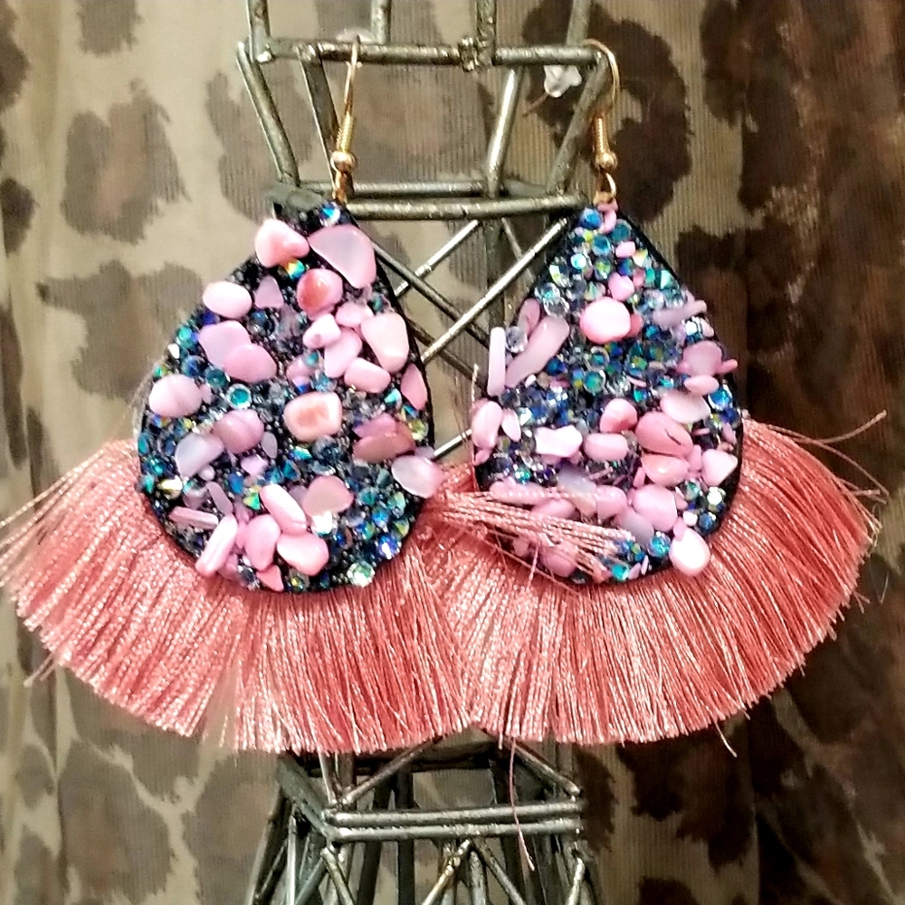 3/$30☘️Boho Chic Pink Fringe Stone Earrings New